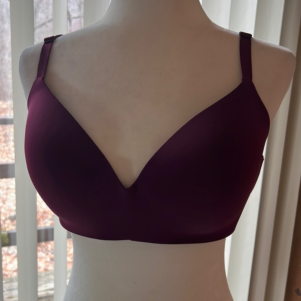 Victoria’s Secret 38D T-Shirt lightly lined wireless bra in burgundy.